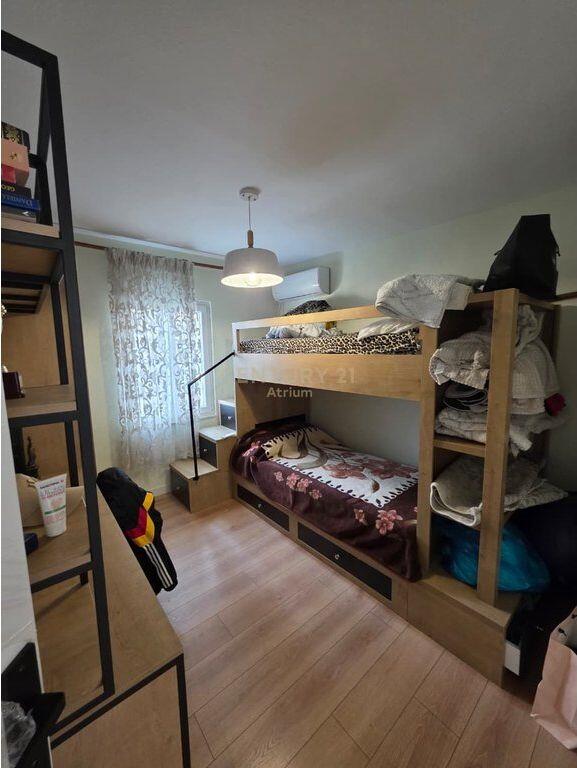 Vile 2-kateshe per shitje prane Tv Klan