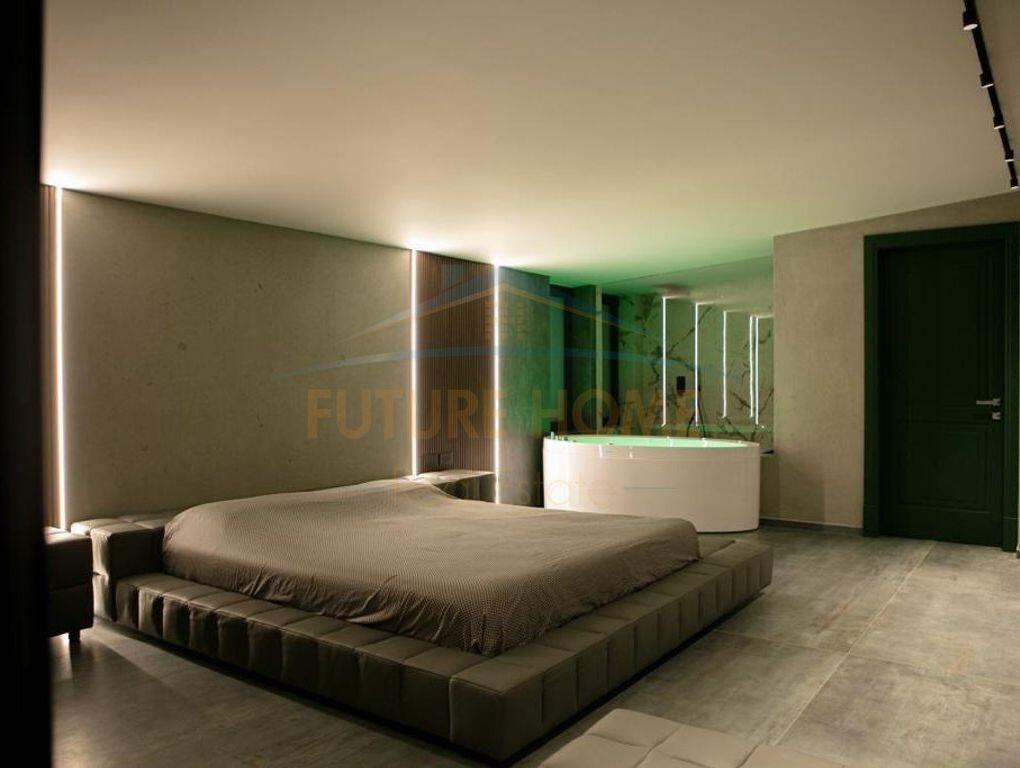 Shitet, Penthouse 3+1+3+2 Poste Parkimi, Liqeni i Thate, Tirane.