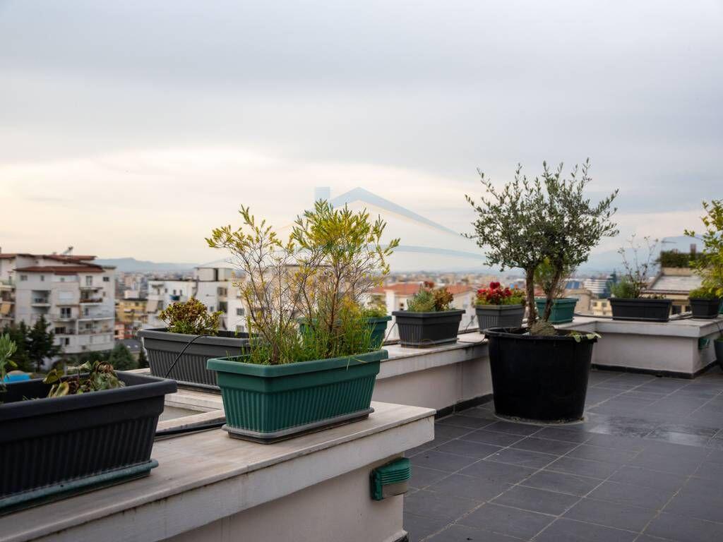 Shitet, Penthouse, Kodra e Diellit,Tiranë!!
