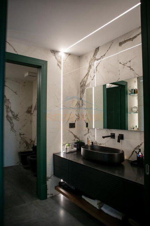 Shitet, Penthouse 3+1+3+2 Poste Parkimi, Liqeni i Thate, Tirane.