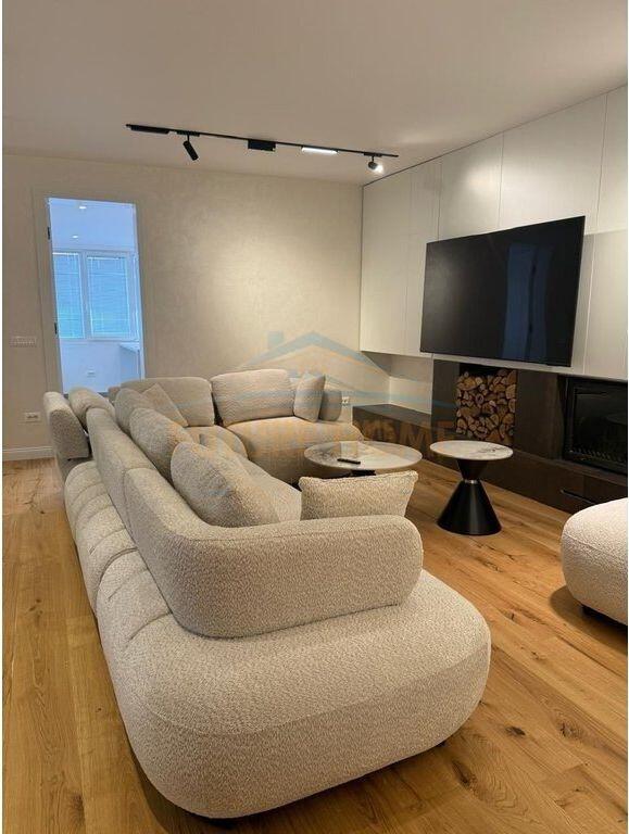 Shitet, Penthouse 3+1+3+2 Poste Parkimi, Liqeni i Thate, Tirane.