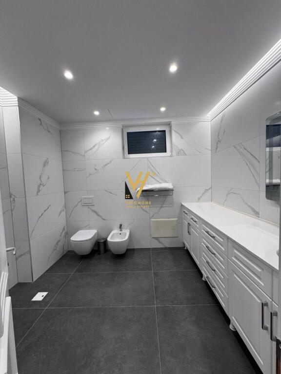 JEPET VILE LUKSOZE ME QIRA NE KOM.AKACIA HILLS, MJULL BATHORE 5.000 EURO