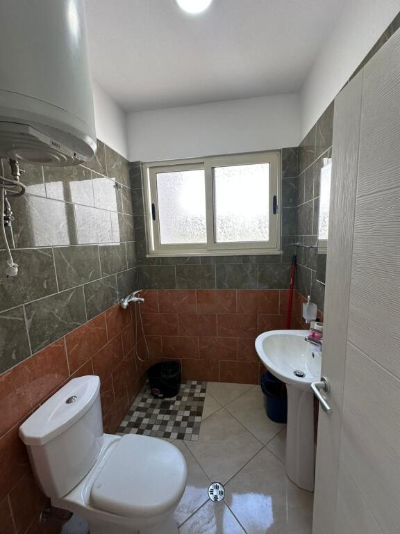 🏡 Shitet Apartament 2+1+2 📍 Kompleksi Tom Doshi, Shkozë  ✅ Mundësi blerje me kredi 📐 Sipërfaqe: 105.5 m² 🏢 Kati 2 banim, me ashensor 🛋️ I mobiluar, gati për banim 📄 Me hipotekë 💶 Çmimi: 142 milion lek  