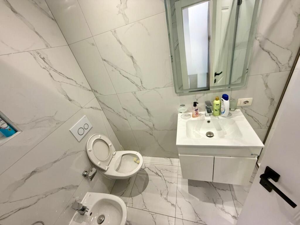 🏠JEPET ME QIRA Apartament 1+1 📍Rruga e Kosovareve 🏢Kati i 8, me ashensor 📐Sip: 70m² 💶Çmimi: 900€/Muaj