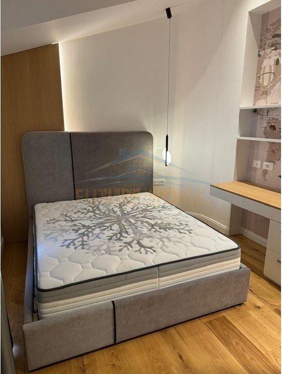 Shitet, Penthouse 3+1+3+2 Poste Parkimi, Liqeni i Thate, Tirane.