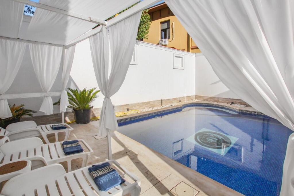 Shitet hotel ne Qender te Tiranes