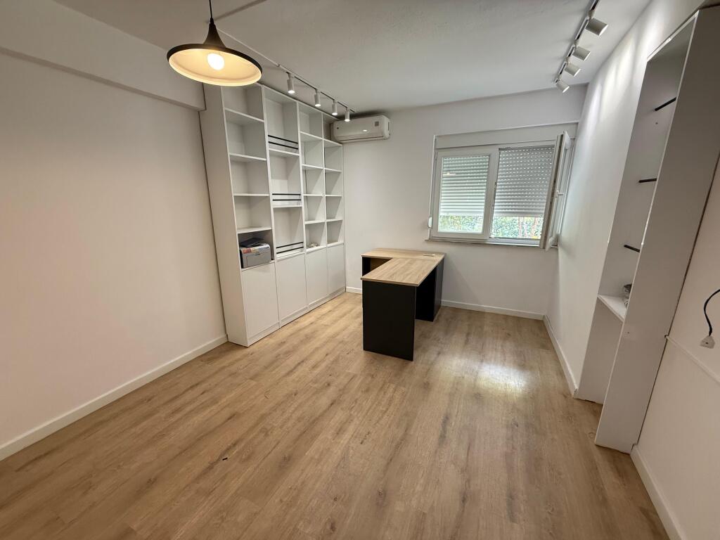 📌 JEPET ME QIRA – AMBJENT ZYRE TEK ISH-EKSPOZITA 🔹 Sipërfaqe: 30 m² 🔹 Kati: i 3-të 🔹 I mobiluar – gati për përdorim 🔹 Çmimi: 330€ në muaj 🔹 Në çmim përfshihen: drita, ujë dhe internet  ✅ Ideal për: • Avokatë • Juristë • Arkitektë • Kontabilistë • Konsulentë dhe profesione të ngjashme  📍 Vendndodhje shumë e mirë – zonë e qetë dhe me akses të lehtë