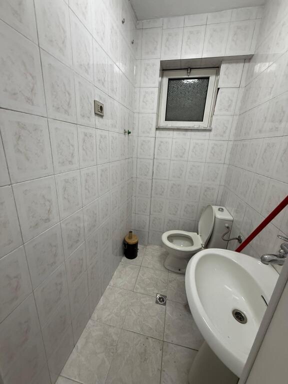 📌 JEPET ME QIRA – AMBJENT ZYRE TEK ISH-EKSPOZITA 🔹 Sipërfaqe: 30 m² 🔹 Kati: i 3-të 🔹 I mobiluar – gati për përdorim 🔹 Çmimi: 330€ në muaj 🔹 Në çmim përfshihen: drita, ujë dhe internet  ✅ Ideal për: • Avokatë • Juristë • Arkitektë • Kontabilistë • Konsulentë dhe profesione të ngjashme  📍 Vendndodhje shumë e mirë – zonë e qetë dhe me akses të lehtë