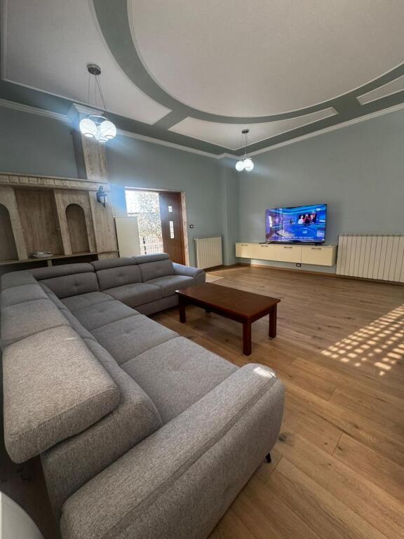 🏠Ne zonen e Ali Demit,Rruga Idriz Dollaku jepet me qera kati i I-re i nje vile2+1,i mobiluar 70,000Leke