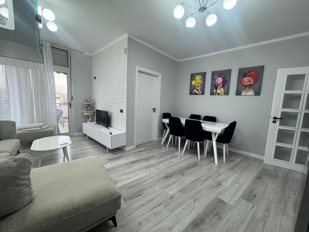 Apartament 2+1, Astir!