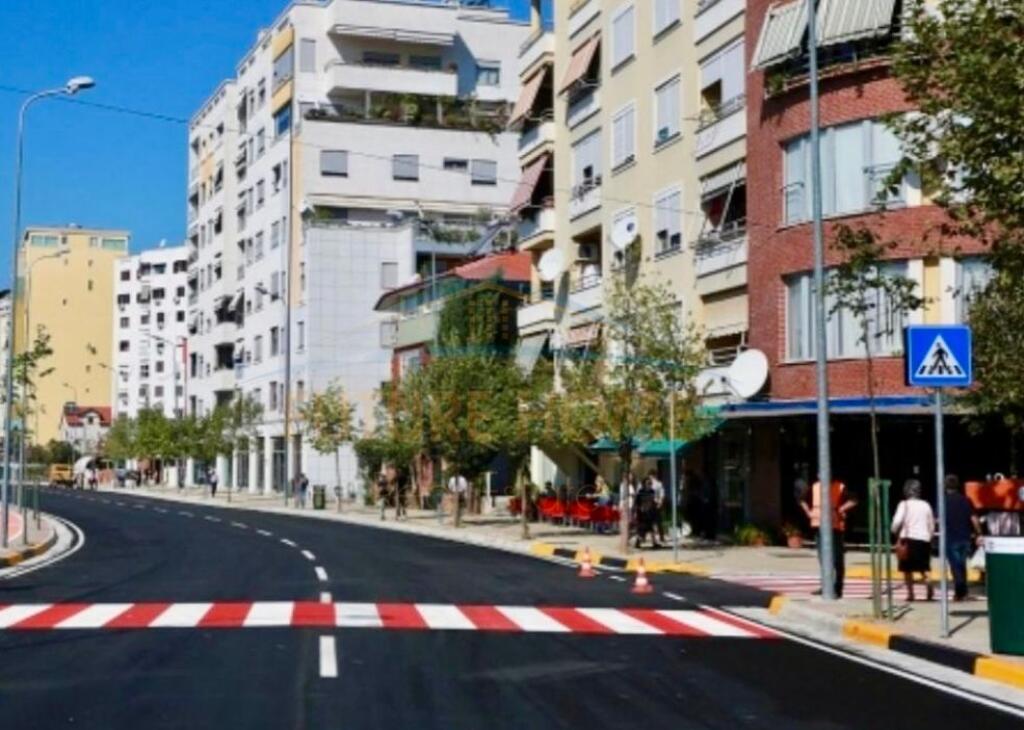 Qera, Ambient Komercial, Rruga e Kosovarve