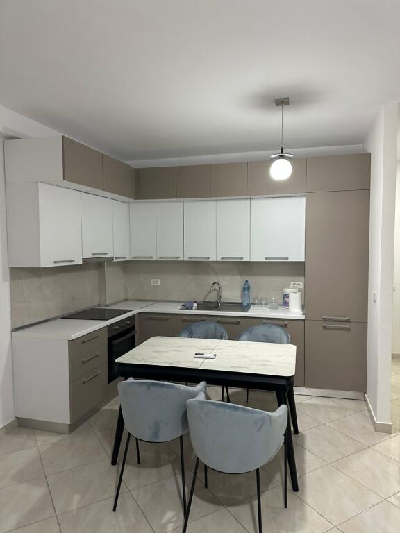 🏡 Shitet Apartament 2+1+2 📍 Kompleksi Tom Doshi, Shkozë  ✅ Mundësi blerje me kredi 📐 Sipërfaqe: 105.5 m² 🏢 Kati 2 banim, me ashensor 🛋️ I mobiluar, gati për banim 📄 Me hipotekë 💶 Çmimi: 142 milion lek  