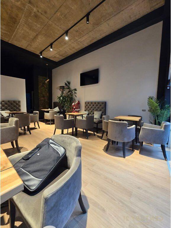 Vendesi Bar/caffè con piccola cucina in vendita a Myslym Shyr Tirana 43.000 €
