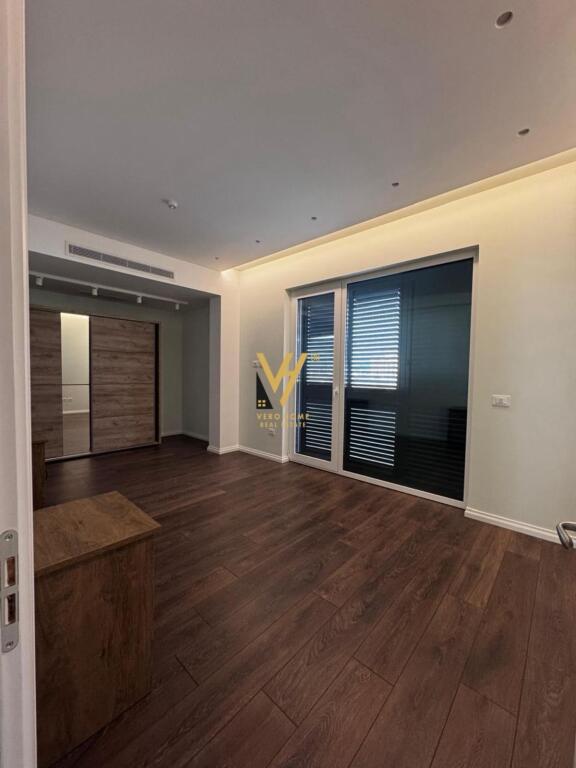 JEPET VILE LUKSOZE ME QIRA NE KOM.AKACIA HILLS, MJULL BATHORE 5.000 EURO