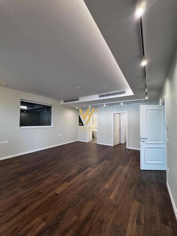 JEPET VILE LUKSOZE ME QIRA NE KOM.AKACIA HILLS, MJULL BATHORE 5.000 EURO