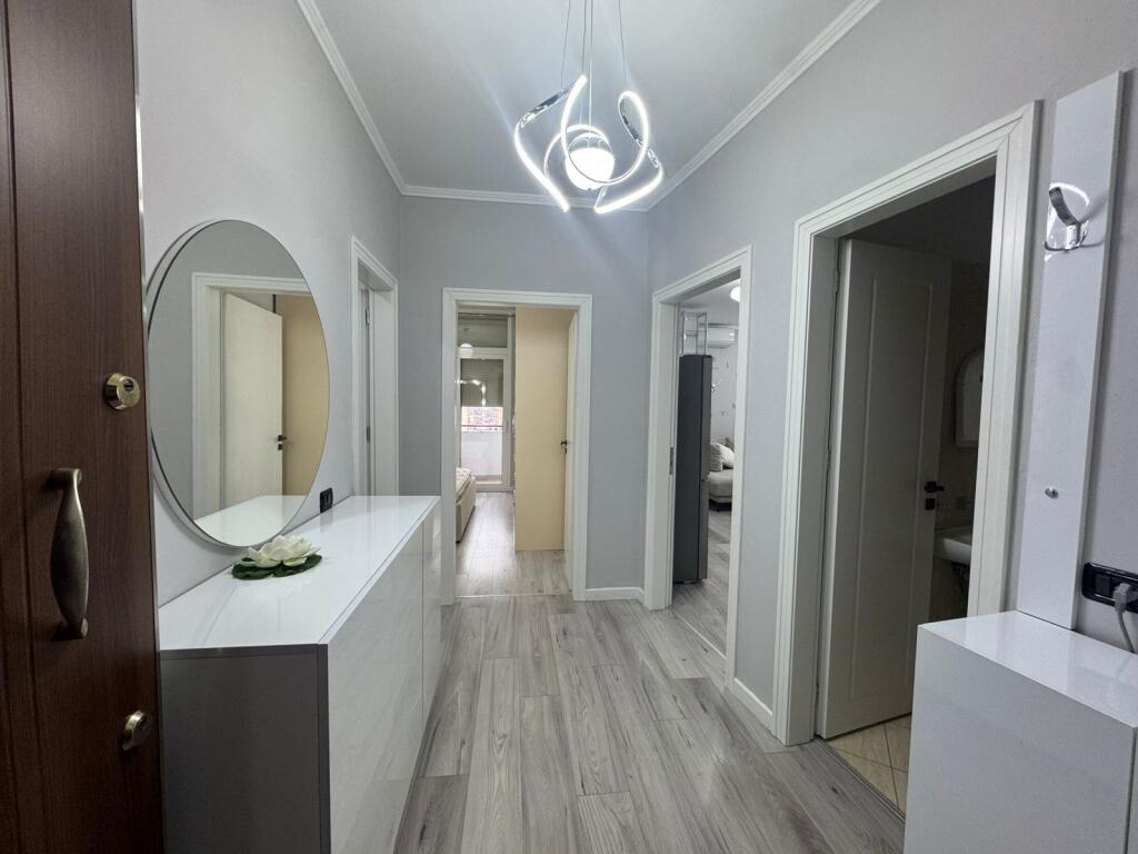 Apartament 2+1, Astir!