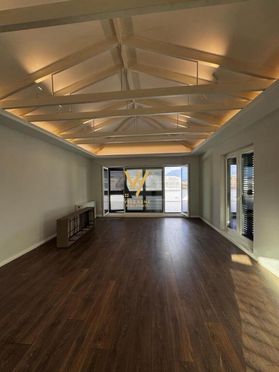 JEPET VILE LUKSOZE ME QIRA NE KOM.AKACIA HILLS, MJULL BATHORE 5.000 EURO