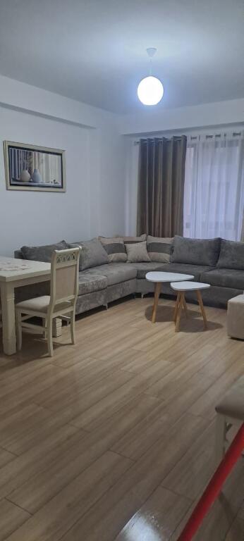 1+1,arredato di lusso a urban gate astir,prezzo 450 euro