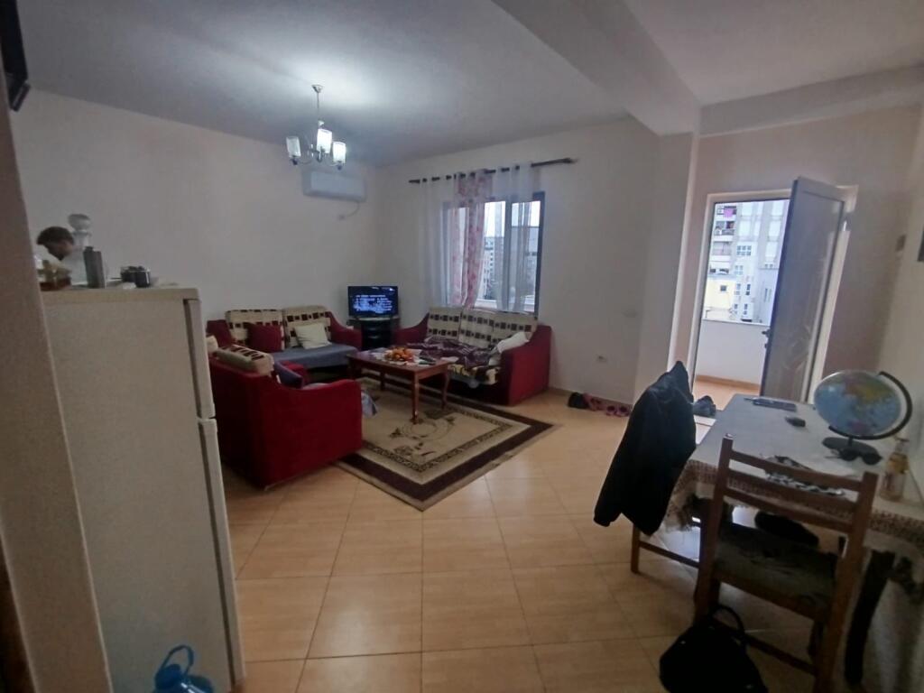 Qera | Shtëpi private 2 + 1 | 21 Dhjetori | 500 €/muaj