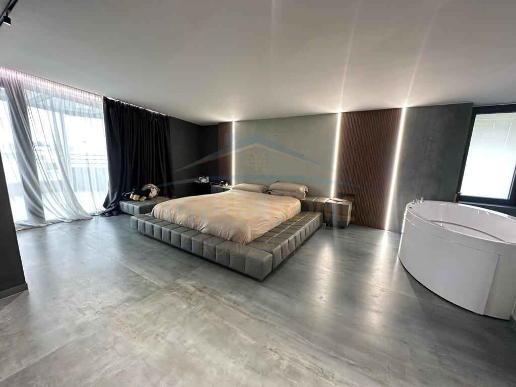 Shitet, Penthouse 3+1+3+2 Poste Parkimi, Liqeni i Thate, Tirane.