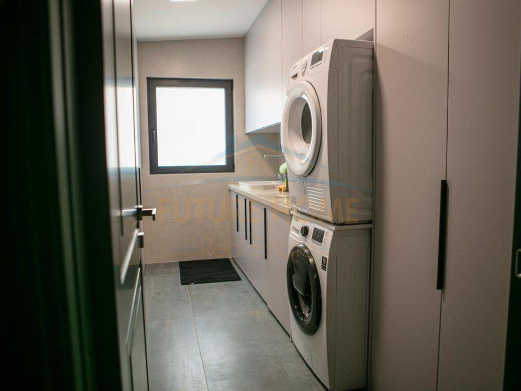 Shitet, Penthouse 3+1+3+2 Poste Parkimi, Liqeni i Thate, Tirane.