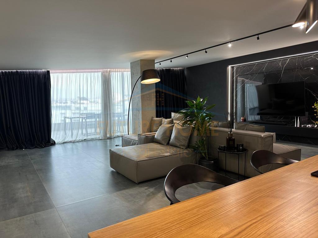 Shitet, Penthouse 3+1+3+2 Poste Parkimi, Liqeni i Thate, Tirane.