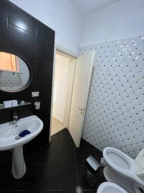 Shtepi private 1+1 me qera perballe UET ne Porcelan