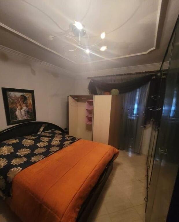 Shitet apartament 3+1, i pozicionuar në fillim të rrugës Myslym Shyri