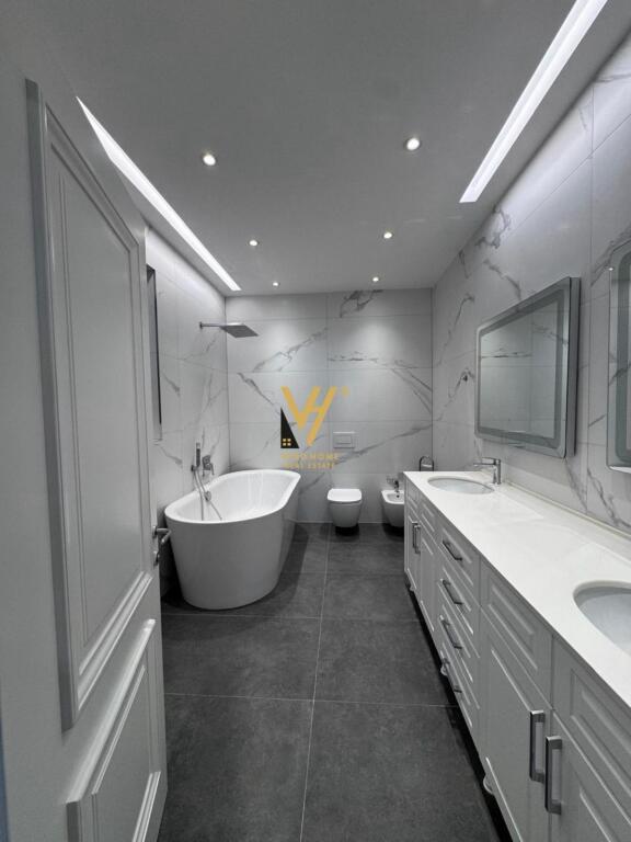 JEPET VILE LUKSOZE ME QIRA NE KOM.AKACIA HILLS, MJULL BATHORE 5.000 EURO