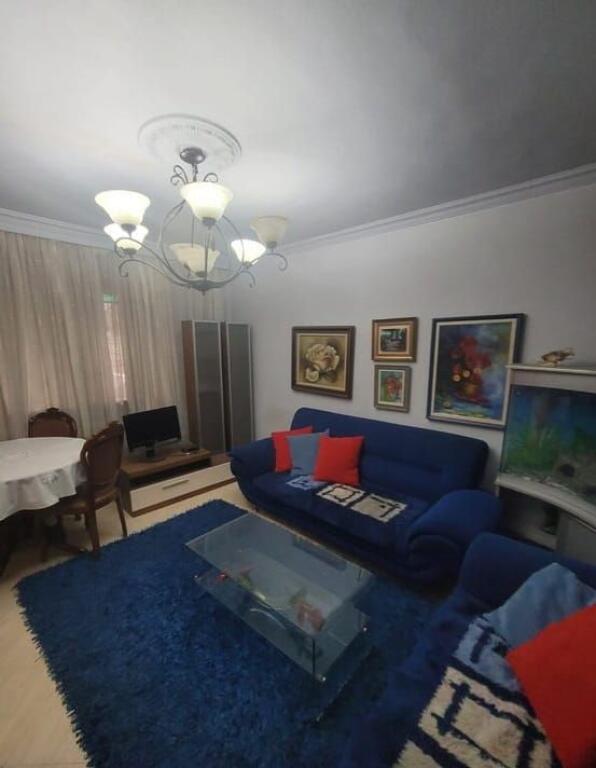 Shitet apartament 3+1, i pozicionuar në fillim të rrugës Myslym Shyri