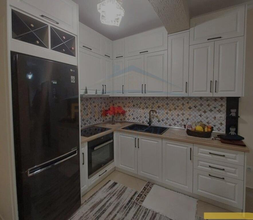 In vendita, Appartamento 1+1+2 Balconi, Nuova Maternità, Tirana.