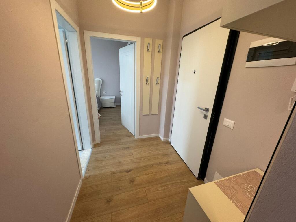 Jepet me qera Apartament 1+1  Adresa : siri kodra  Afarr hotel Meridian  Kati 3  E mobiluar  Cmimi 550€ ne muaj