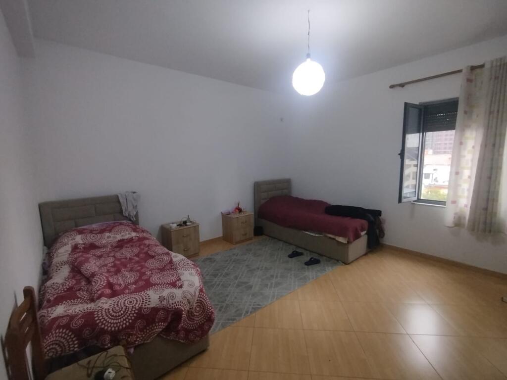Qera | Shtëpi private 2 + 1 | 21 Dhjetori | 500 €/muaj