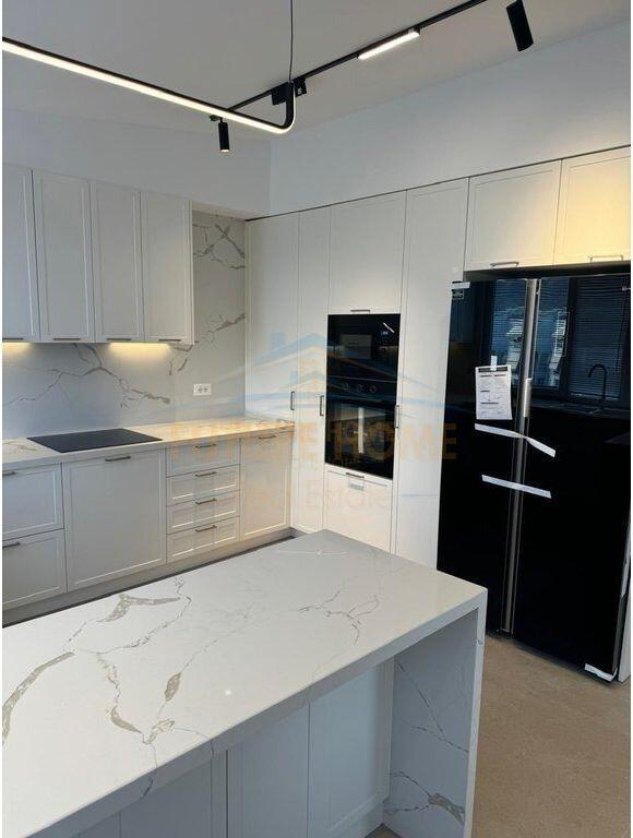 Shitet, Penthouse 3+1+3+2 Poste Parkimi, Liqeni i Thate, Tirane.