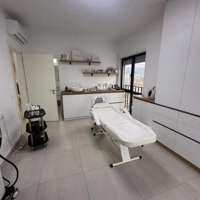 Shitet. Qendër ( Vila Gold)   Apartament 3+1+2