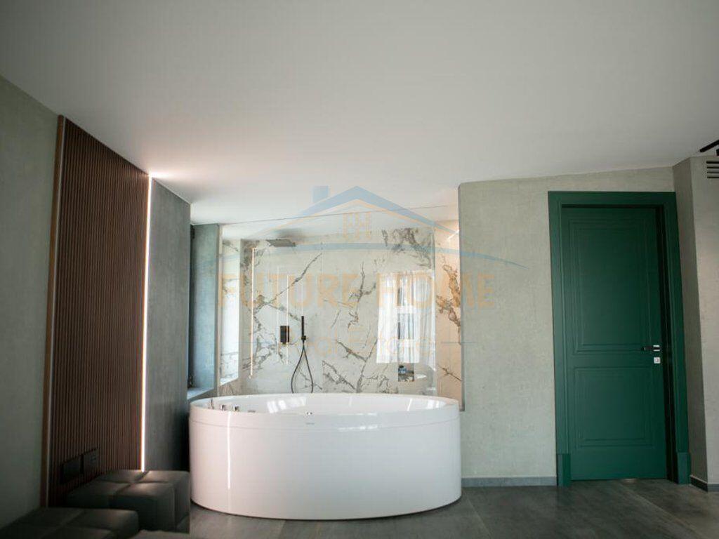 Shitet, Penthouse 3+1+3+2 Poste Parkimi, Liqeni i Thate, Tirane.