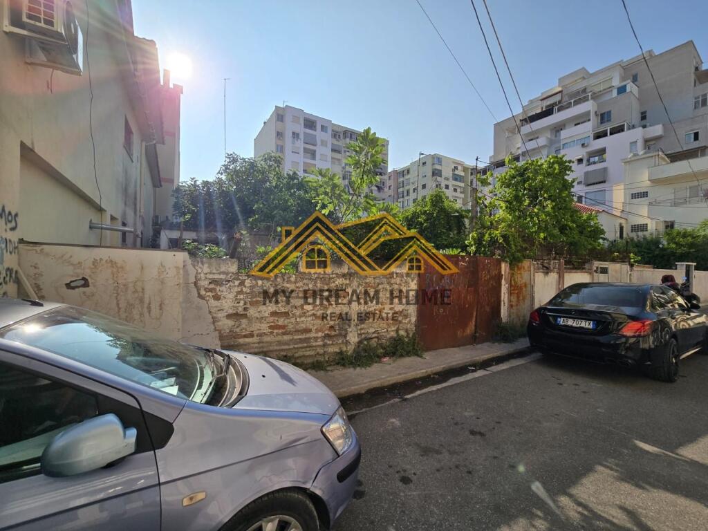 Terreno in Vendita Più Edificio Rovinato a Kazazi Durres