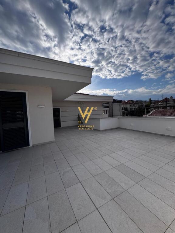 JEPET VILE LUKSOZE ME QIRA NE KOM.AKACIA HILLS, MJULL BATHORE 5.000 EURO