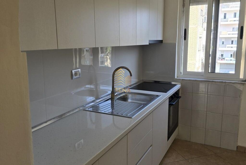 Affitto, Appartamento 3+1+A+BLK, Parzialmente arredato, Ali Demi, 40.000 Lek/Mese