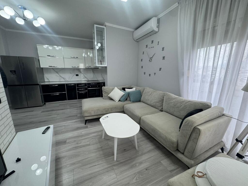 Apartament 2+1, Astir!
