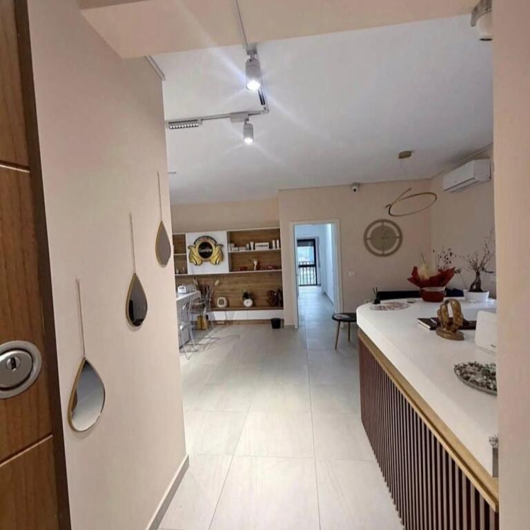 Shitet. Qendër ( Vila Gold)   Apartament 3+1+2