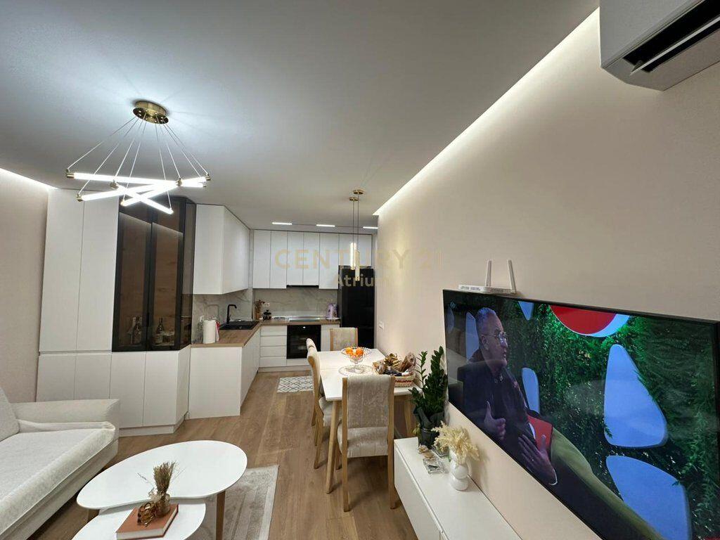 Shitet, Apartament 1+1+ Post Parkimi, Shkozë !