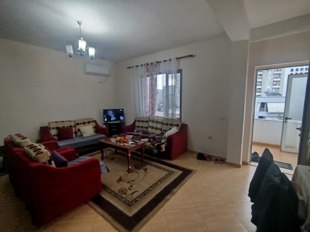 Qera | Shtëpi private 2 + 1 | 21 Dhjetori | 500 €/muaj