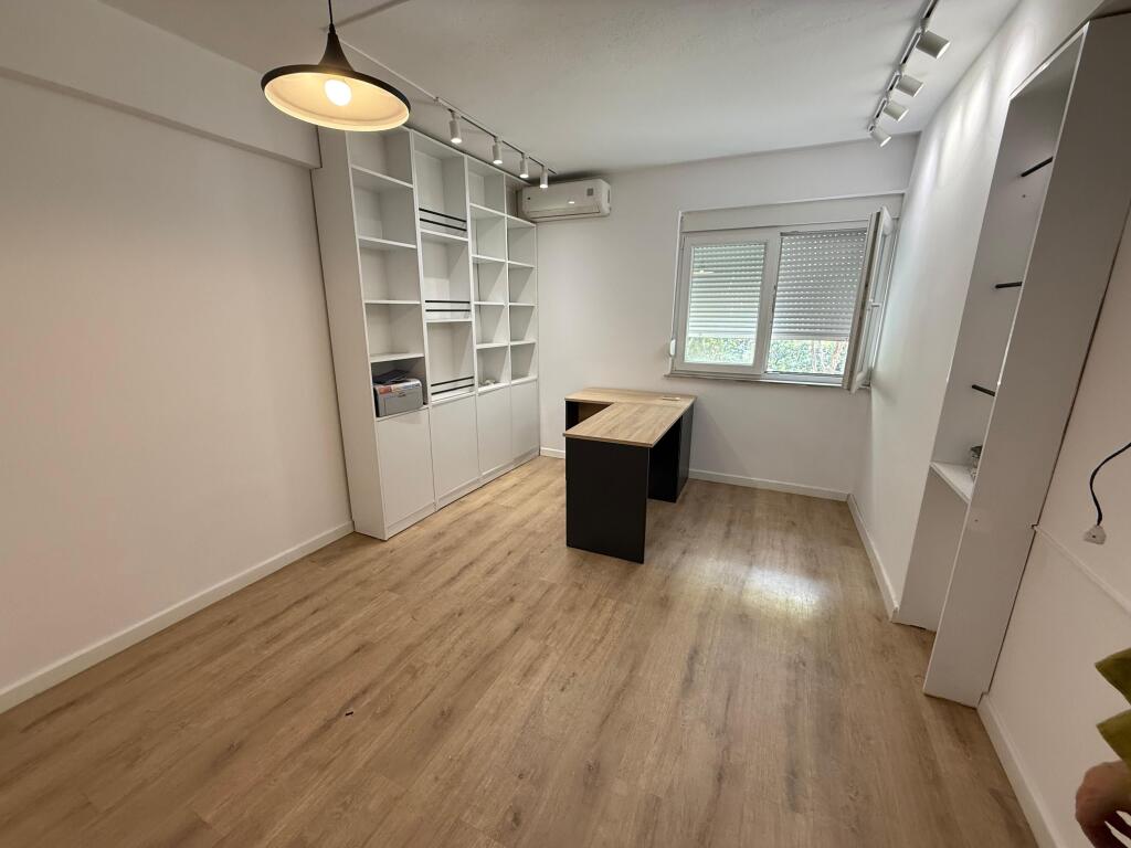 📌 JEPET ME QIRA – AMBJENT ZYRE TEK ISH-EKSPOZITA 🔹 Sipërfaqe: 30 m² 🔹 Kati: i 3-të 🔹 I mobiluar – gati për përdorim 🔹 Çmimi: 330€ në muaj 🔹 Në çmim përfshihen: drita, ujë dhe internet  ✅ Ideal për: • Avokatë • Juristë • Arkitektë • Kontabilistë • Konsulentë dhe profesione të ngjashme  📍 Vendndodhje shumë e mirë – zonë e qetë dhe me akses të lehtë