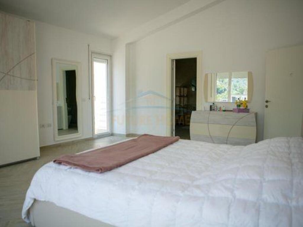 Shitet, Penthouse 3+1+2, Liqeni i Thatë, Tiranë !