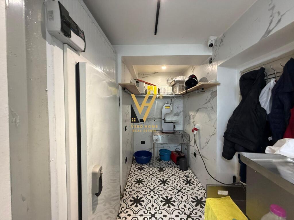 SHITET AMBIENT DHE BIZNES TE RRUGA FERIT XHAJKO 340.000 EURO