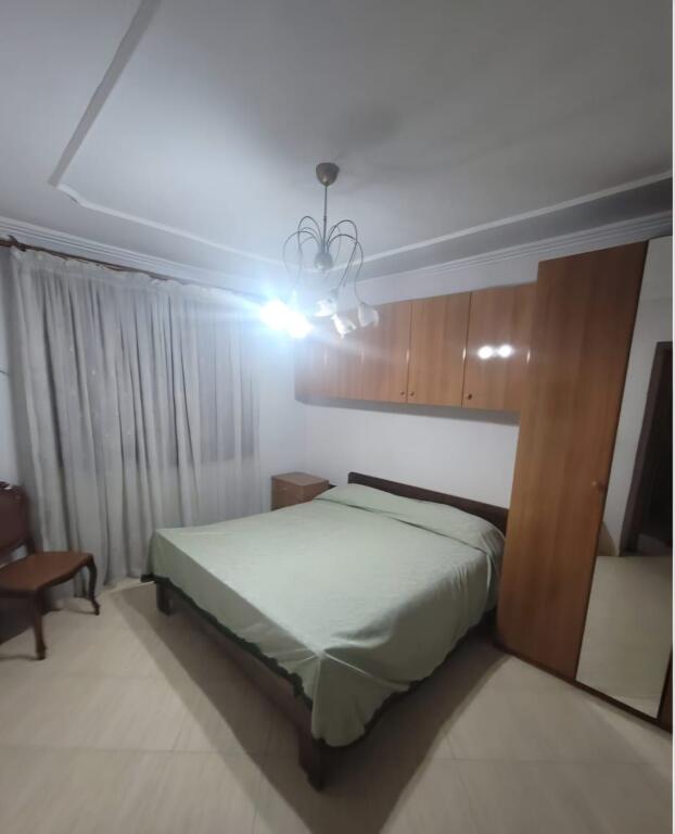 Shitet apartament 3+1, i pozicionuar në fillim të rrugës Myslym Shyri