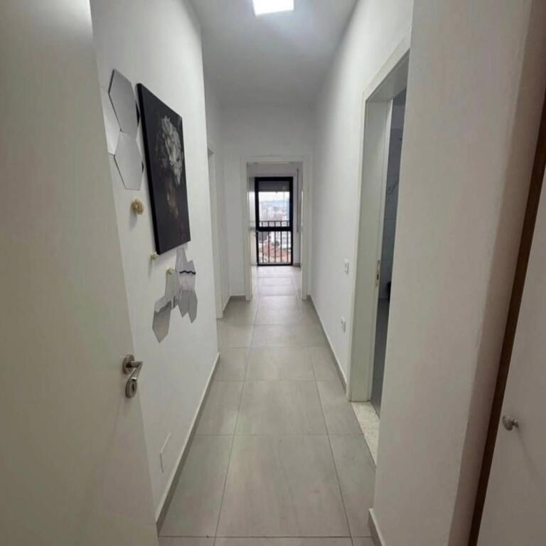 Shitet. Qendër ( Vila Gold)   Apartament 3+1+2