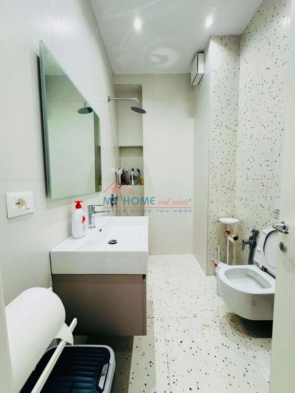 Zyre me qera tek Garden Building Tirane