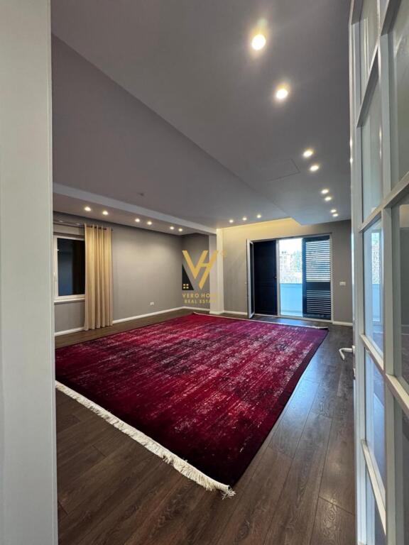 JEPET VILE LUKSOZE ME QIRA NE KOM.AKACIA HILLS, MJULL BATHORE 5.000 EURO